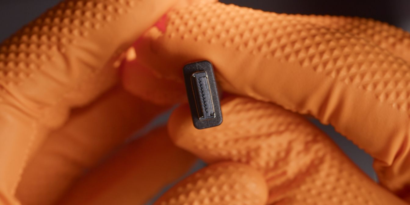 USB Type-E plug keying