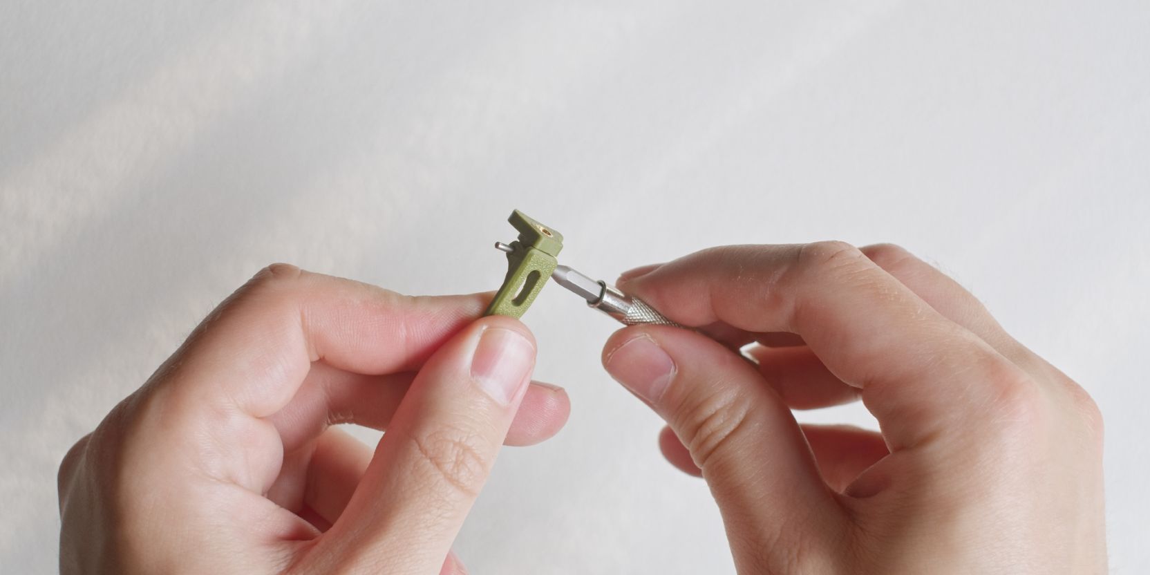 Hitomi hinge dowel pin removal